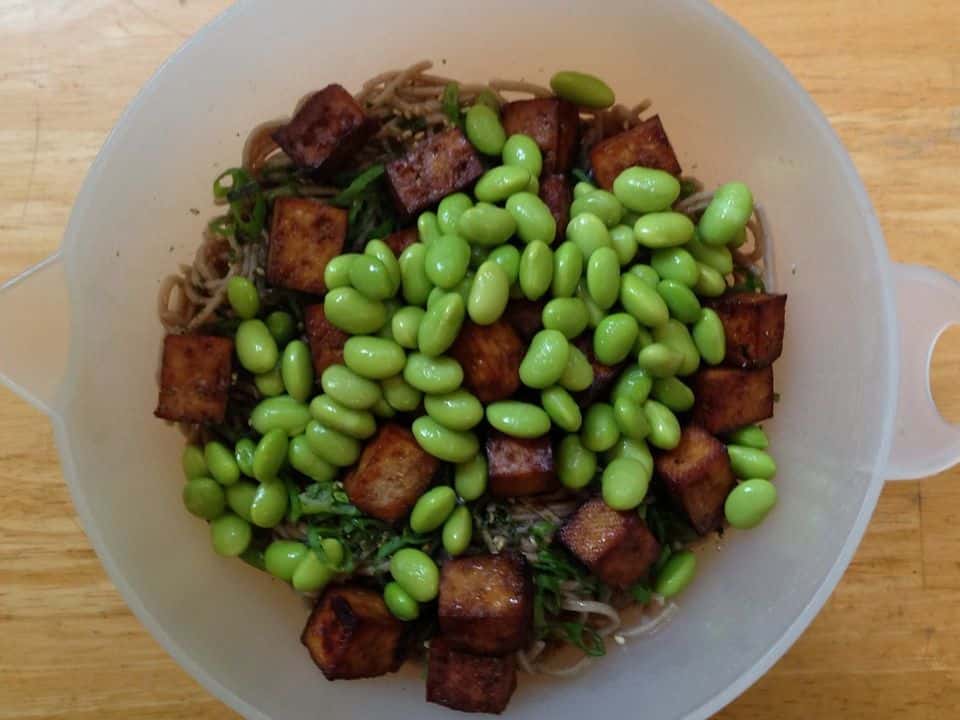 Tăiței soba cu tofu, edamame și castravete, gata de servit