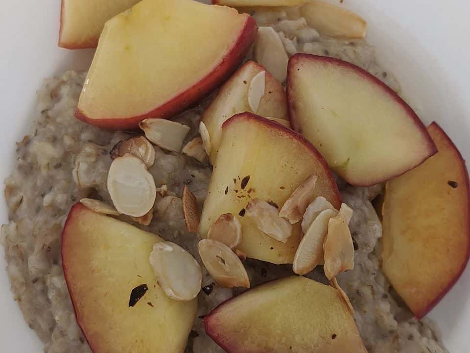 Terci de ovăz fără gluten cu mere, stafide și semințe de cânepă, gata de servit
