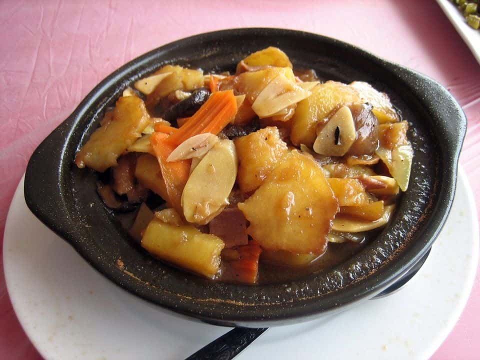 Tocană de cartofi cu piept de pui, ardei și boia, gata de servit