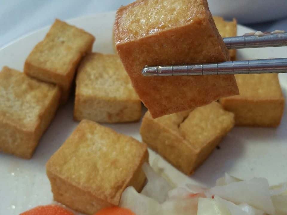 Cuburi de tofu la cuptor cu boia afumată și susan, gata de servit