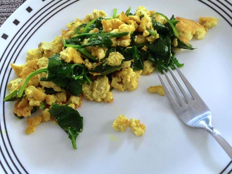 Wrap vegan cu tofu jumări, fasole neagră și ardei, gata de servit