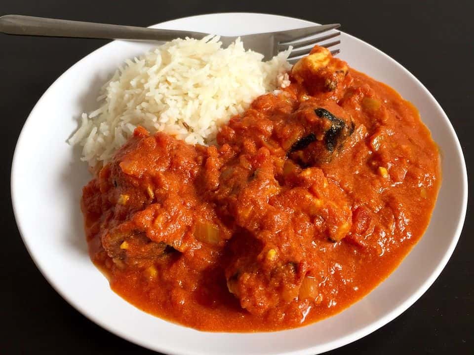 Tofu tikka masala cu orez basmati, gata de servit