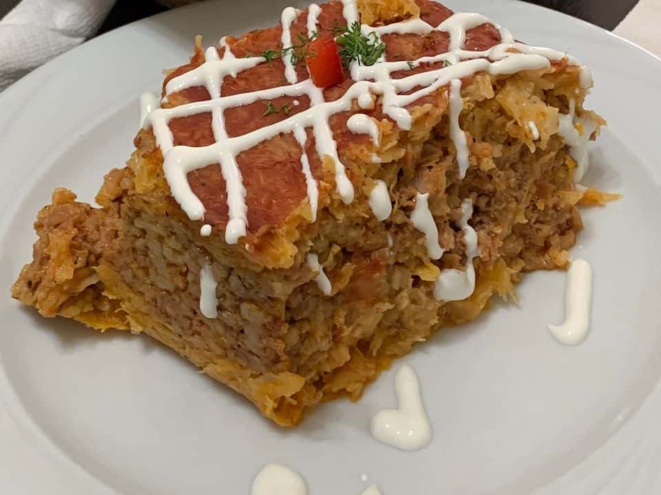 Varză à la Cluj cu carne tocată de vită și porc, gata de servit