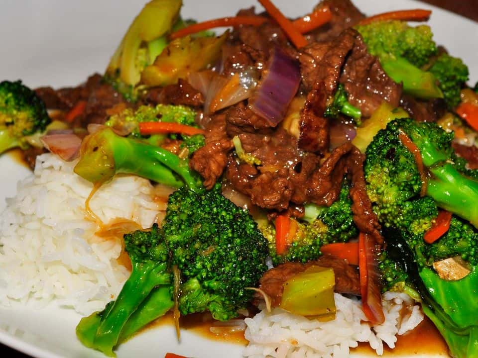 Vită la wok cu broccoli și orez basmati, gata de servit