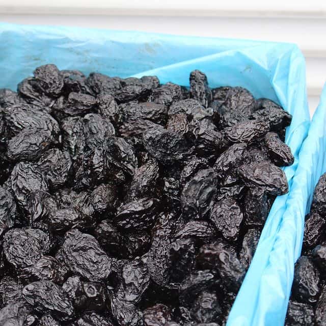 Prune uscate fără sâmburi