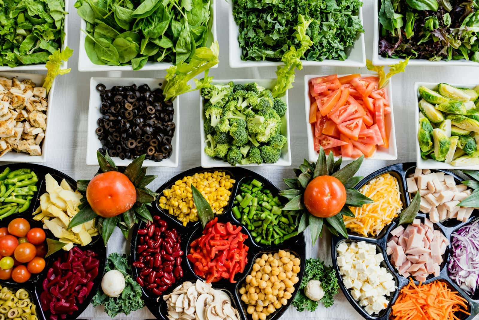 Boluri cu legume, năut, fasole roșie, brânză și pui, pregătite pentru salate