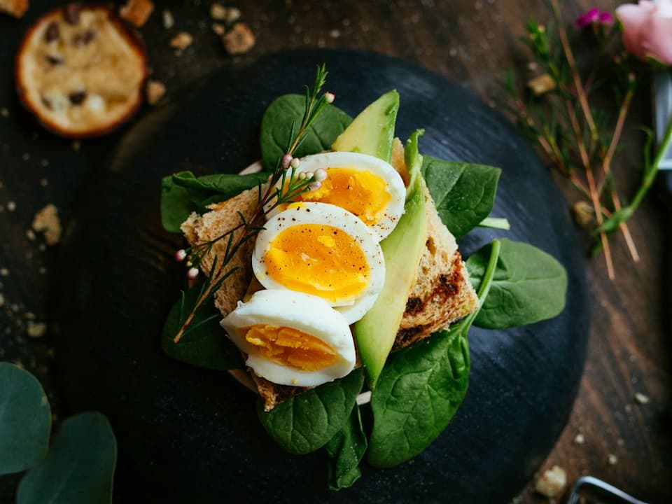 Pâine integrală cu avocado și ouă fierte