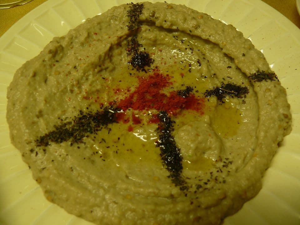 Cremă de vinete cu tahini (baba ganoush) și bastonașe de ardei