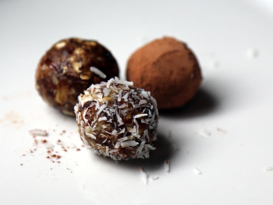 Biluțe de curmale cu ovăz și cacao
