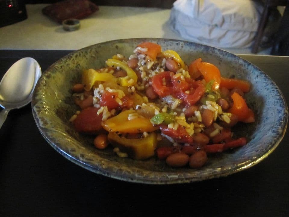 Bol burrito vegan cu fasole neagră, porumb, orez brun și avocado