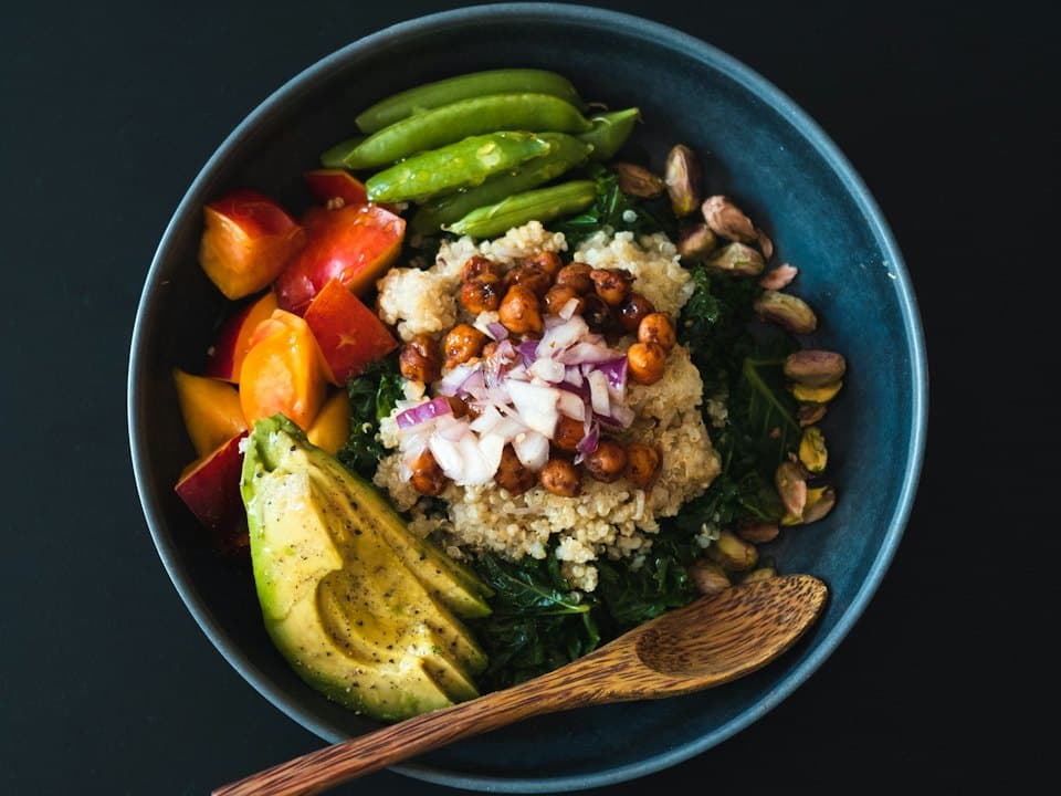 Bol cu quinoa, năut și legume coapte cu sos de tahini