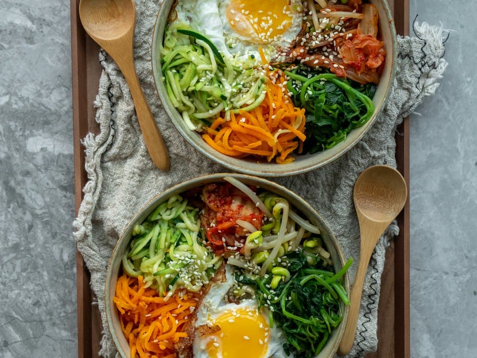 Stir-fry cu tofu, broccoli și orez