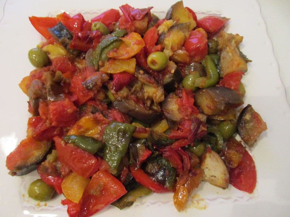 Legume coapte grecește (briam) cu năut și feta