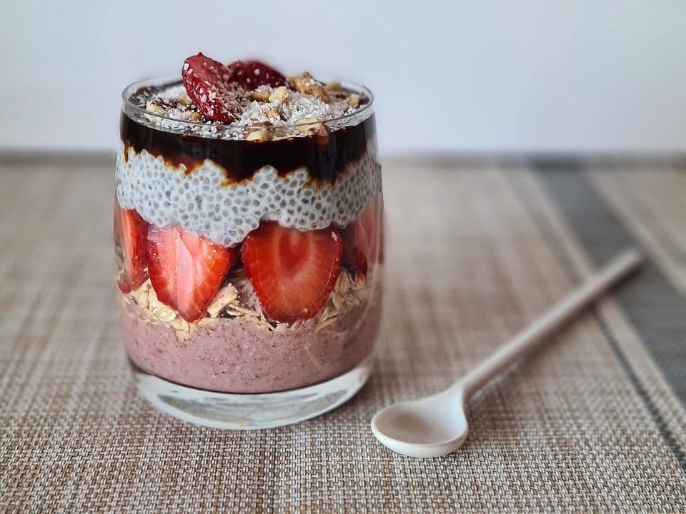 Budincă de chia cu lapte, skyr și căpșuni