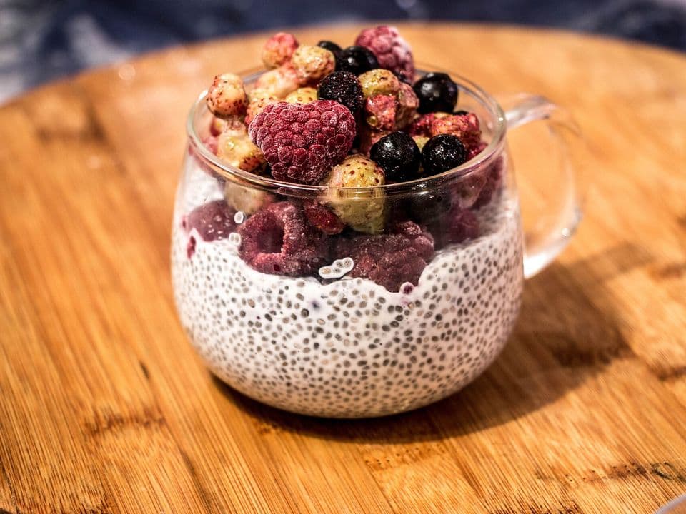 Budincă de chia cu băutură de soia și mango