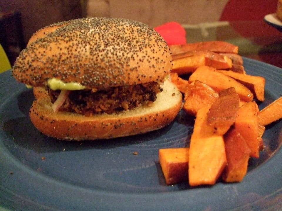 Burger de fasole neagră în chiflă integrală, cu salată de varză
