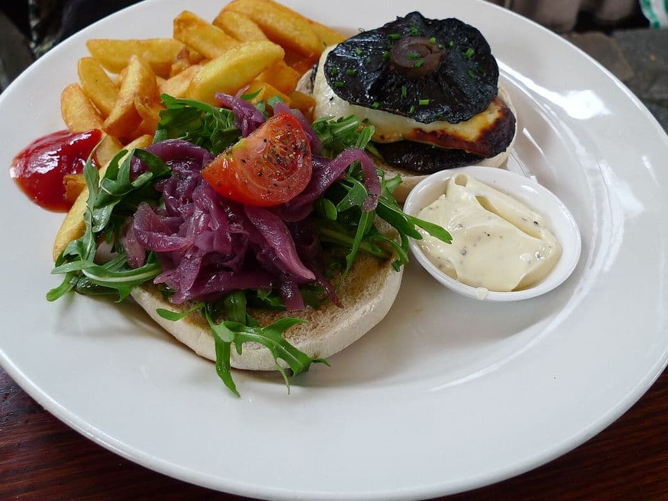 Burger cu ciuperci portobello și halloumi, în chiflă integrală