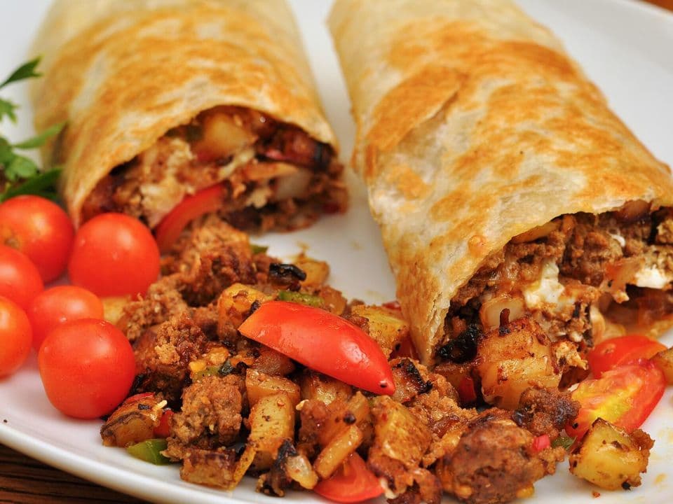Wrap de mic dejun cu ouă jumări, fasole neagră și salsa de roșii