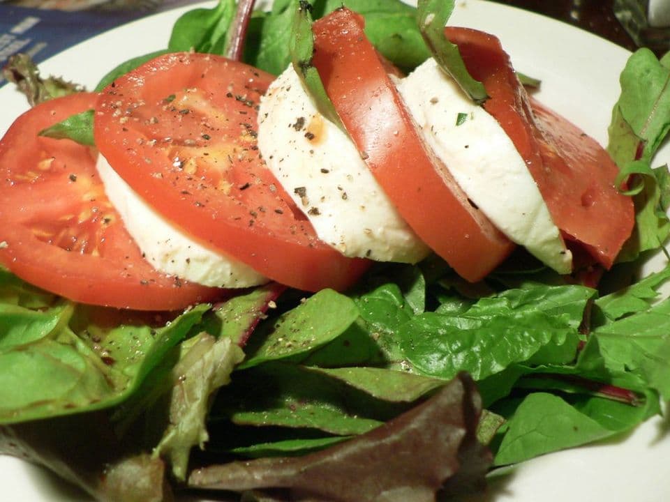Salată caprese cu mozzarella light și busuioc
