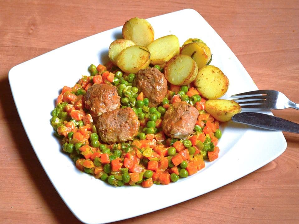 Chiftele de năut la cuptor cu salată de roșii și sos de tahini