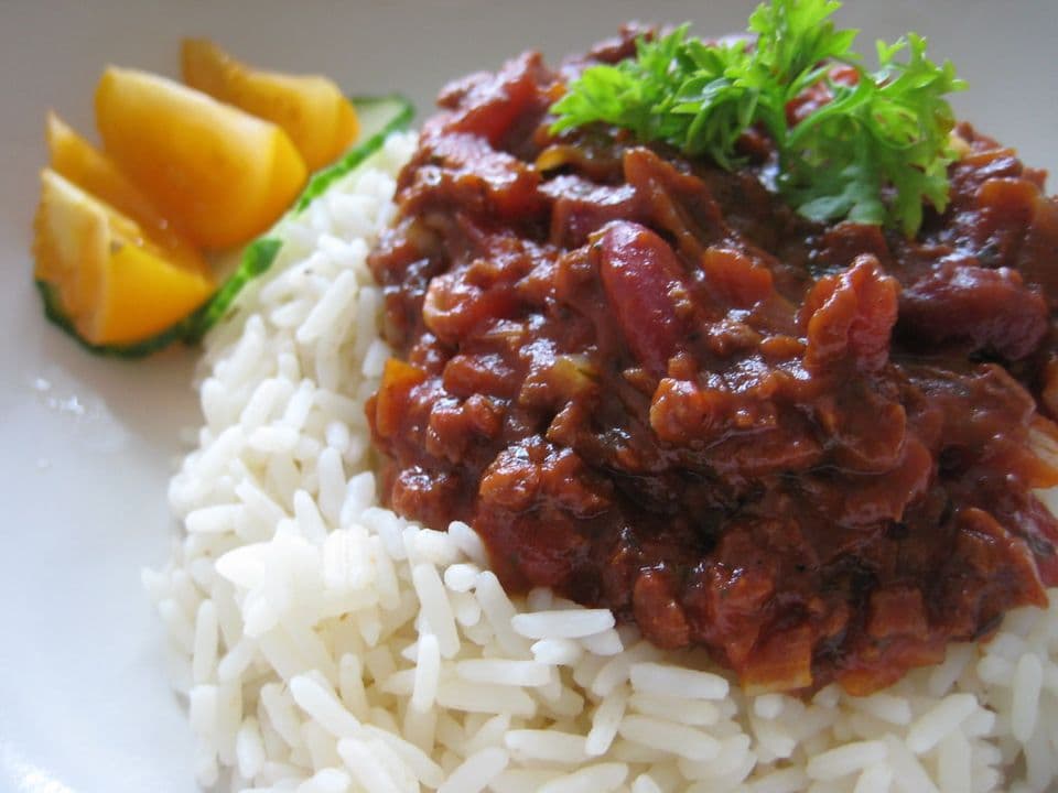 Chili sin carne cu soia texturată, fasole neagră și orez