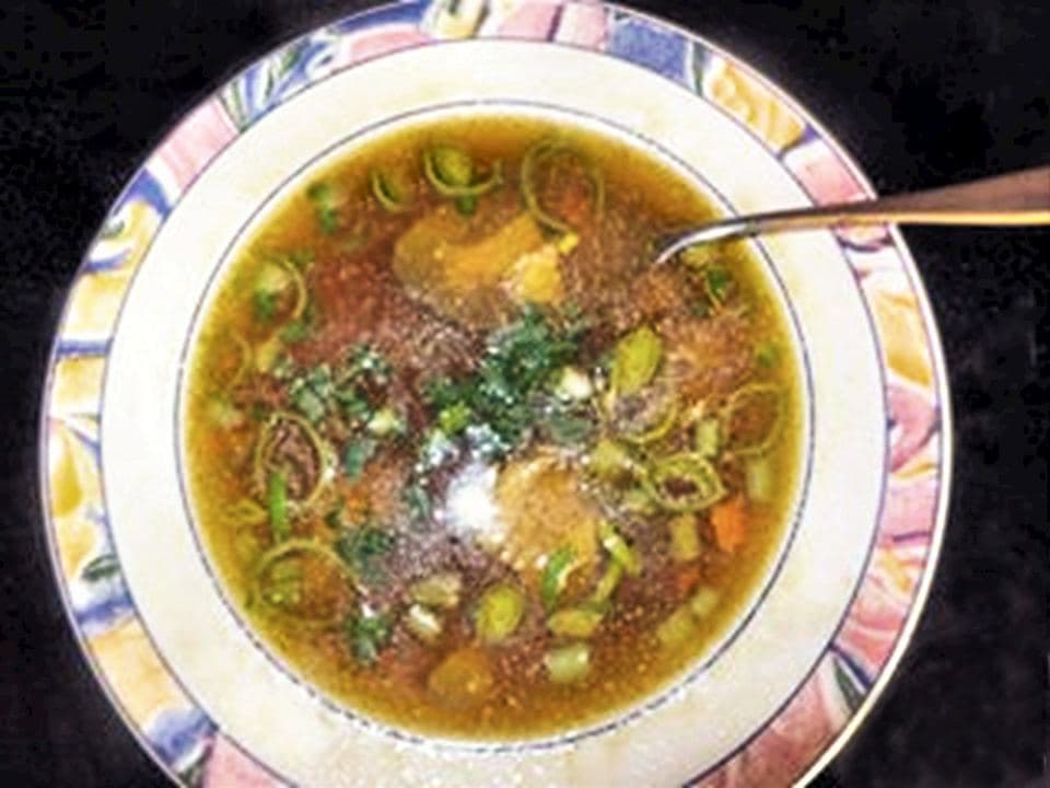 Ciorbă de legume cu năut, acrită cu lămâie