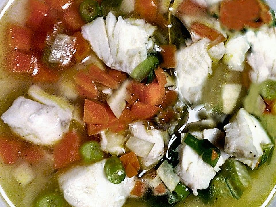 Ciorbă de cod cu legume, smântână și leuștean