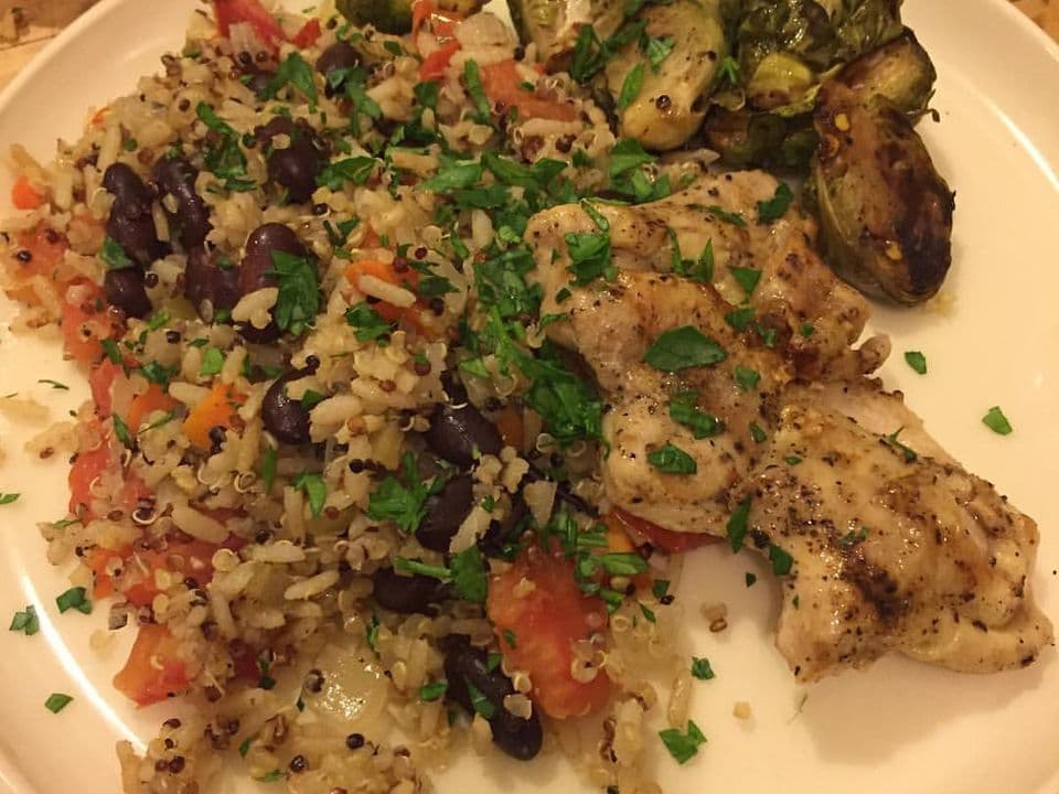 Piept de curcan la grătar cu quinoa și legume coapte