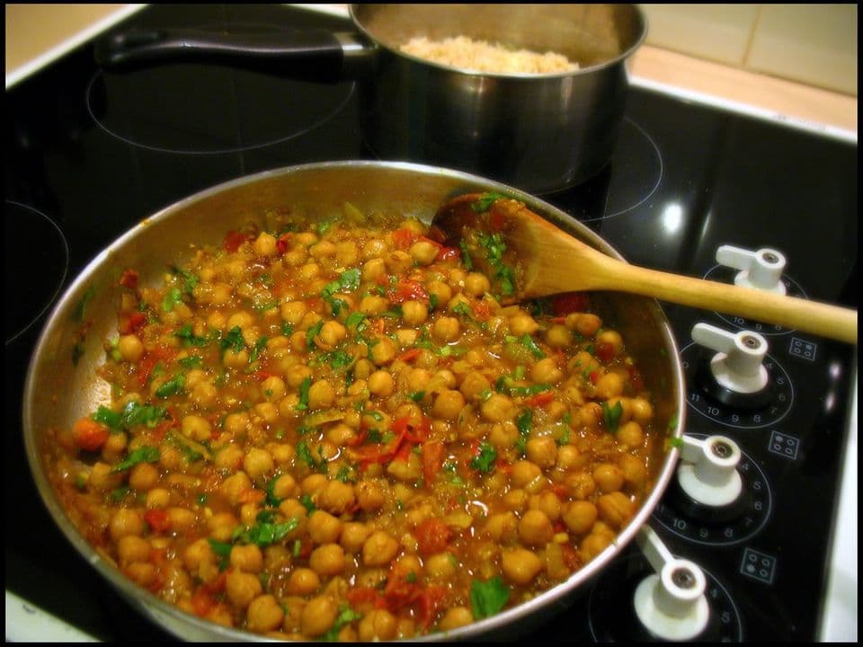 Curry de năut cu cartof dulce, spanac și lapte de cocos
