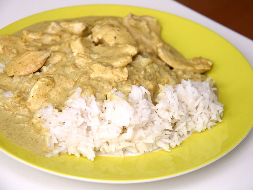 Curry de pui cu lapte de cocos, spanac și orez basmati