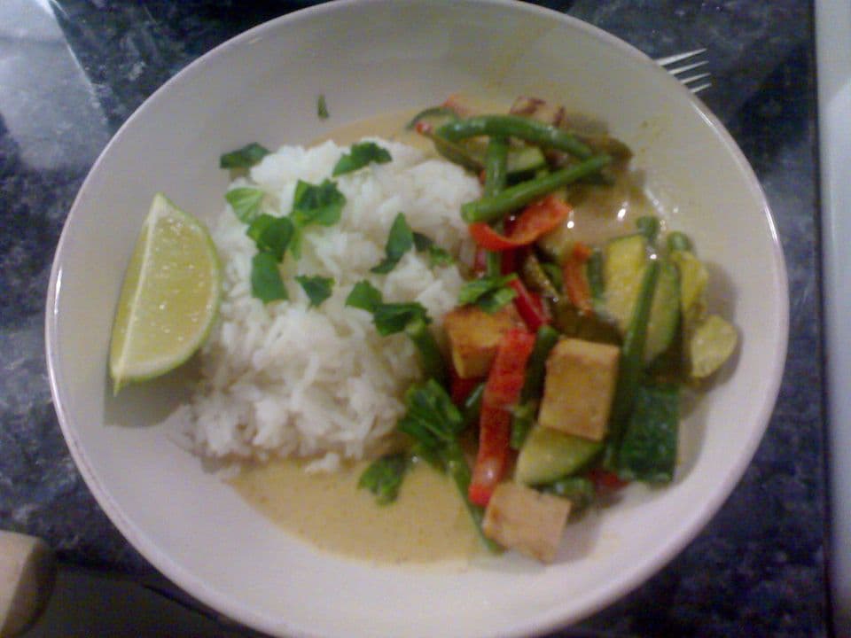 Curry verde cu tofu, dovlecel și fasole verde, cu orez