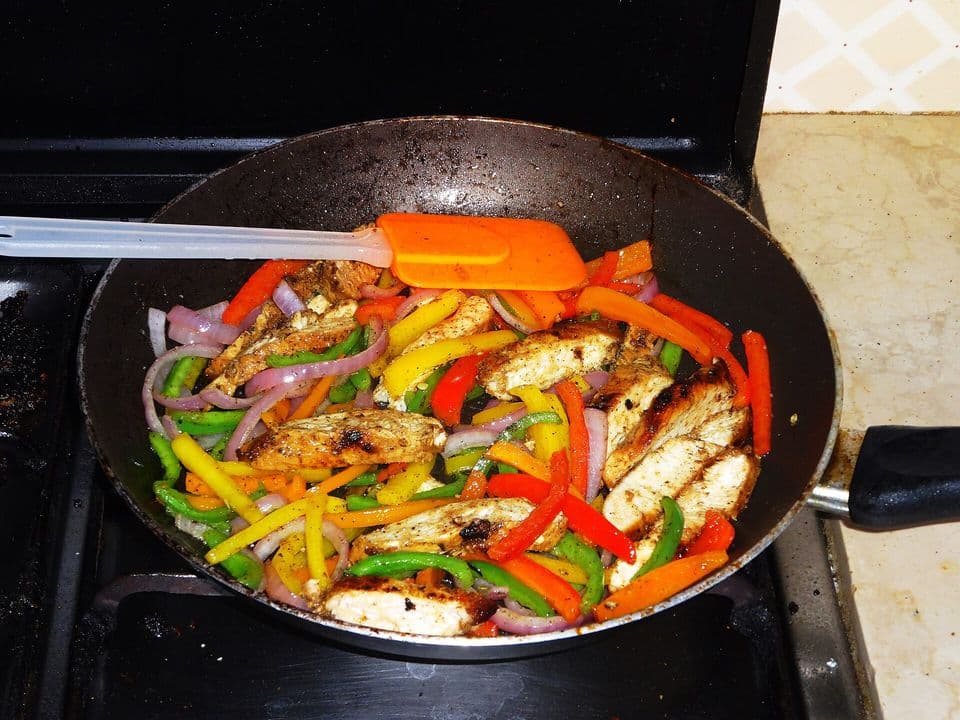 Fajitas cu piept de pui, ardei colorați și lipie integrală