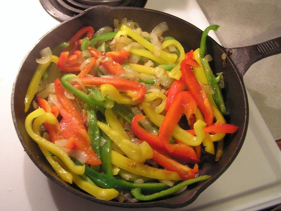 Fajitas cu tofu, ardei și ceapă roșie, în lipie integrală