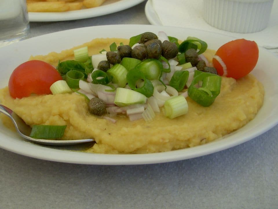 Fava din mazăre galbenă cu ceapă roșie, capere și salată de roșii