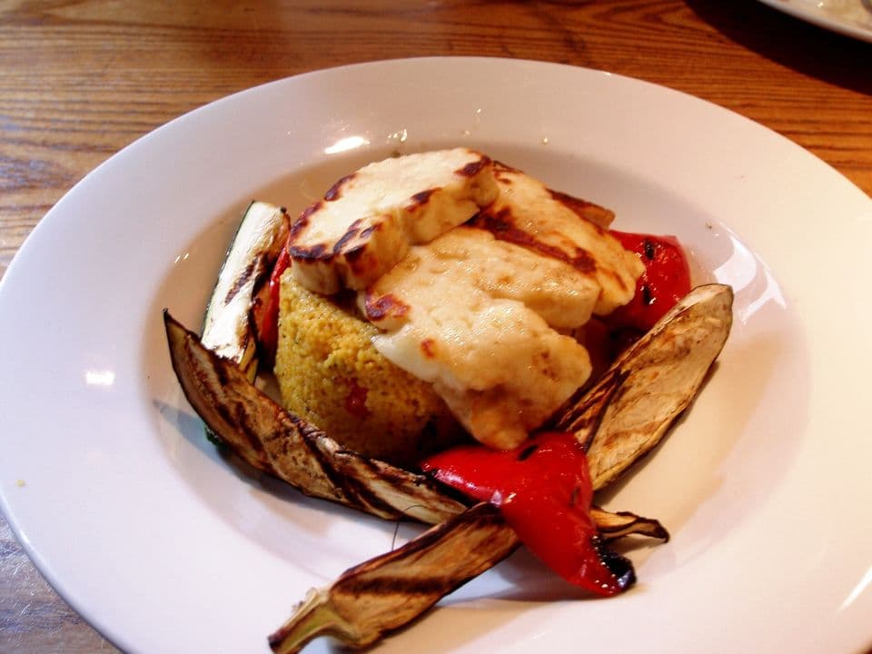 Frigărui de halloumi cu dovlecel și ardei, cu quinoa și iaurt cu mentă