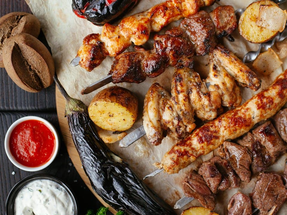Frigărui de pui cu legume, tzatziki și lipie
