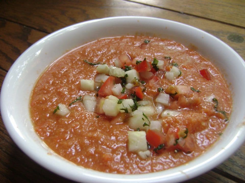 Gazpacho de roșii cu castravete și ardei