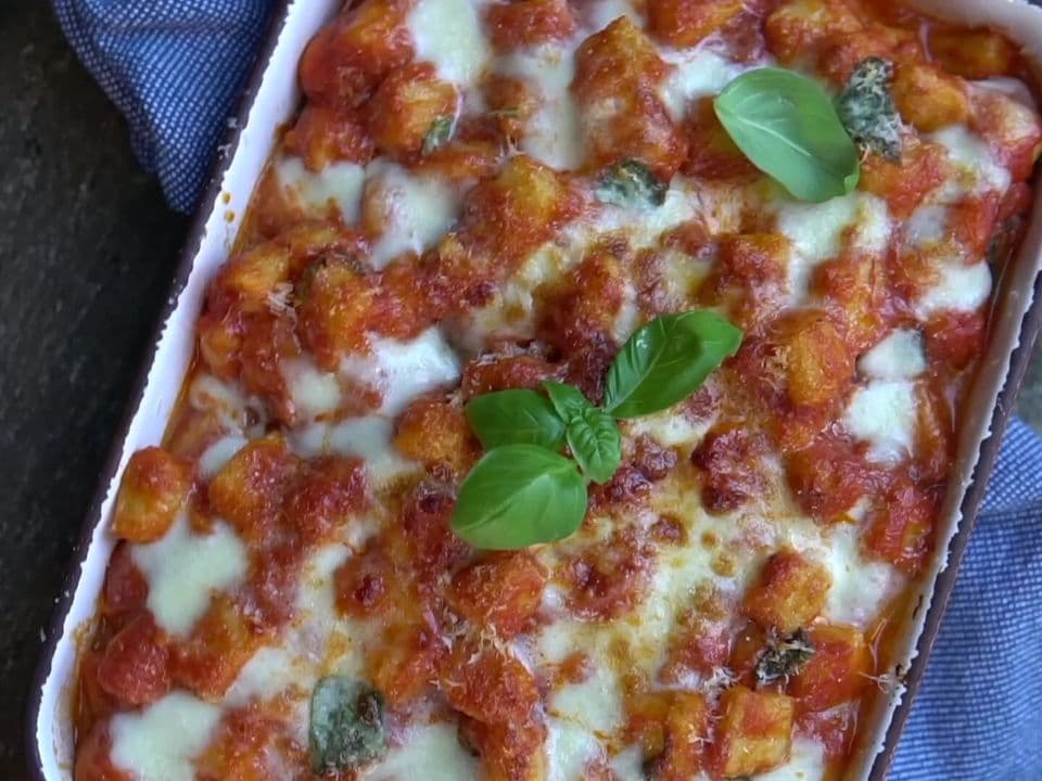 Gnocchi la cuptor cu sos de roșii, spanac și mozzarella