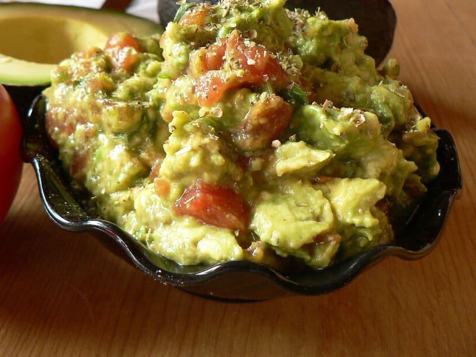 Guacamole cu bastonașe de morcov și ardei roșu
