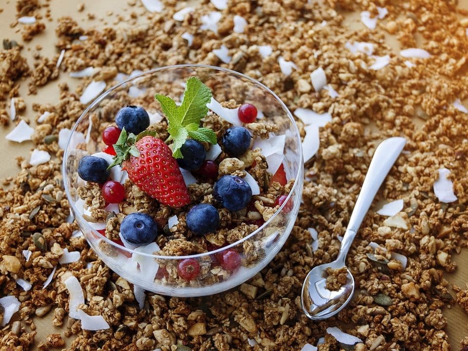 Iaurt grecesc cu granola de casă și kiwi