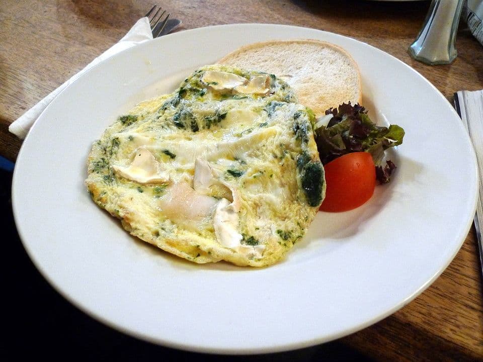 Omletă cu leurdă și urdă, cu roșii