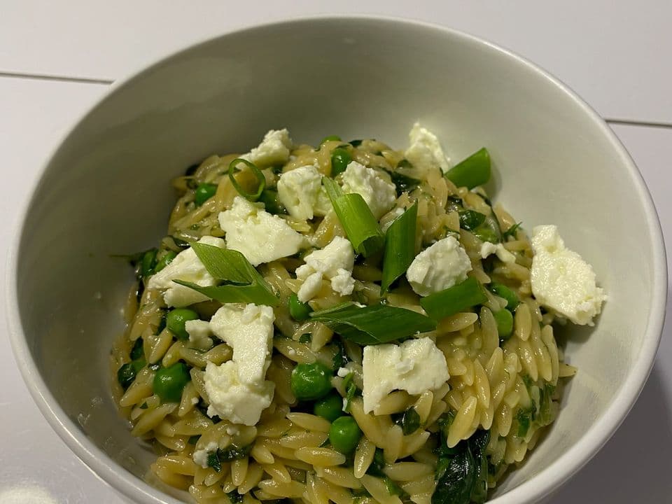 Orzo cu spanac, năut, feta și lămâie