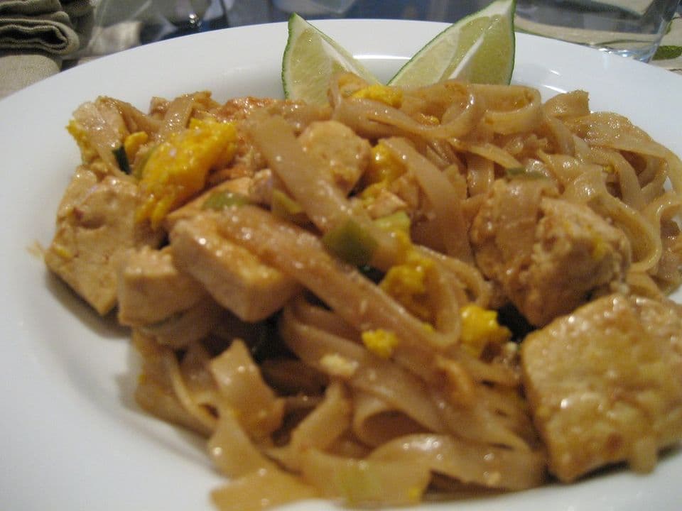 Pad thai vegan cu tofu, germeni și arahide
