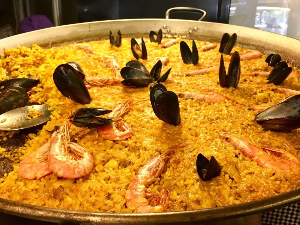 Paella cu fructe de mare, ardei și mazăre