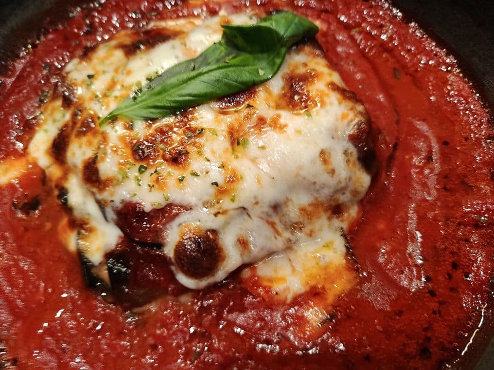 Vinete la cuptor cu sos de roșii, mozzarella și parmezan (parmigiana light)
