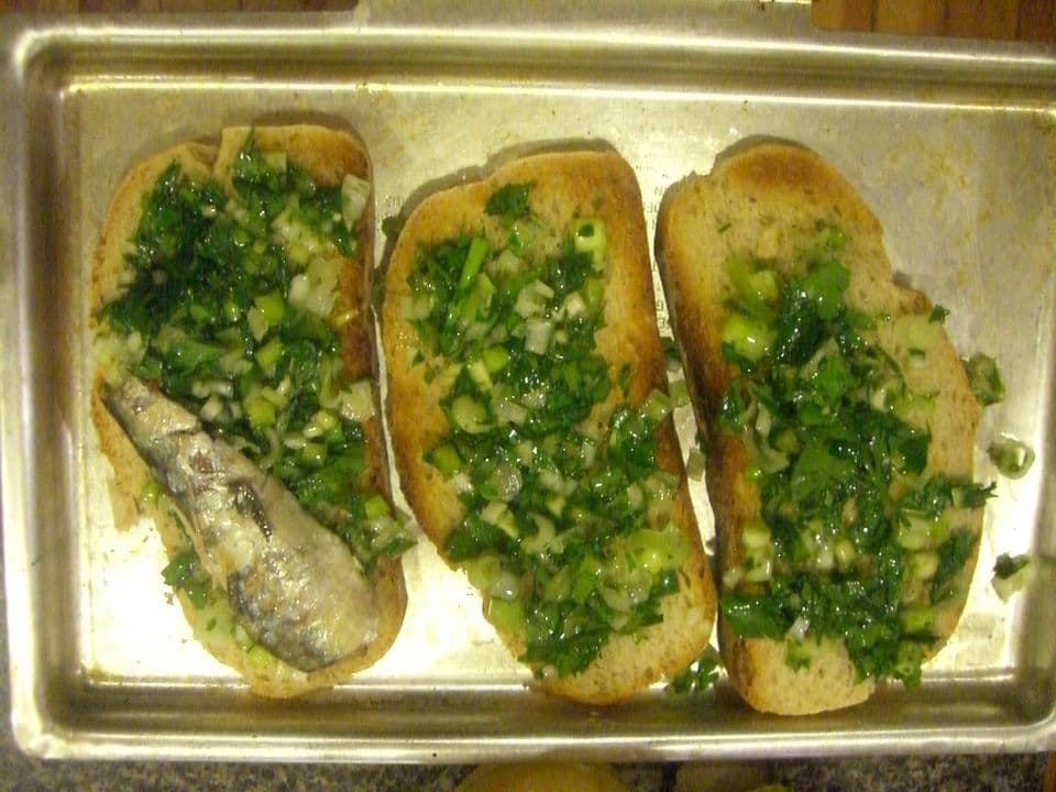 Pâine crocantă cu pastă de sardine, lămâie și ceapă verde