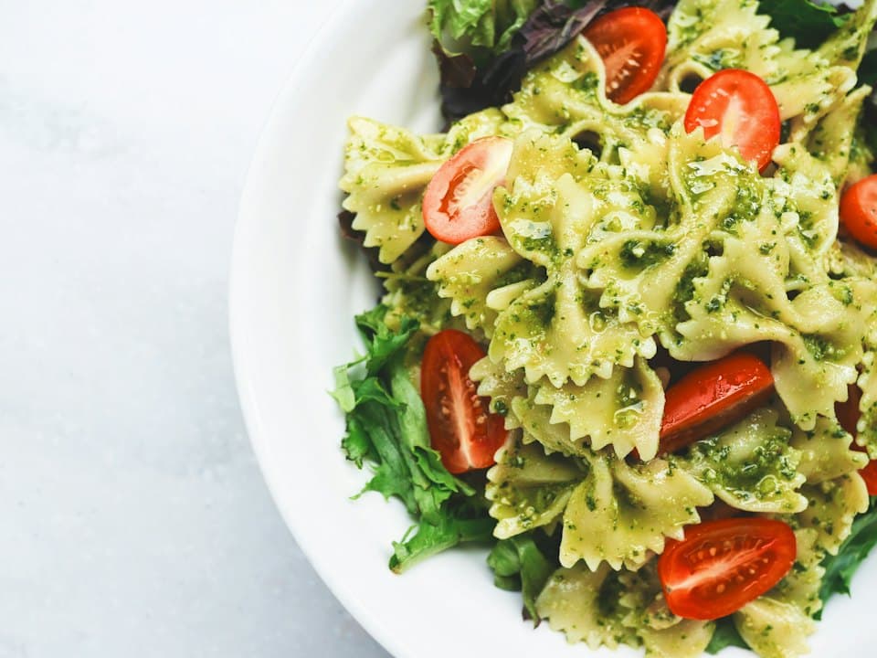 Paste integrale cu pesto de spanac și mozzarella