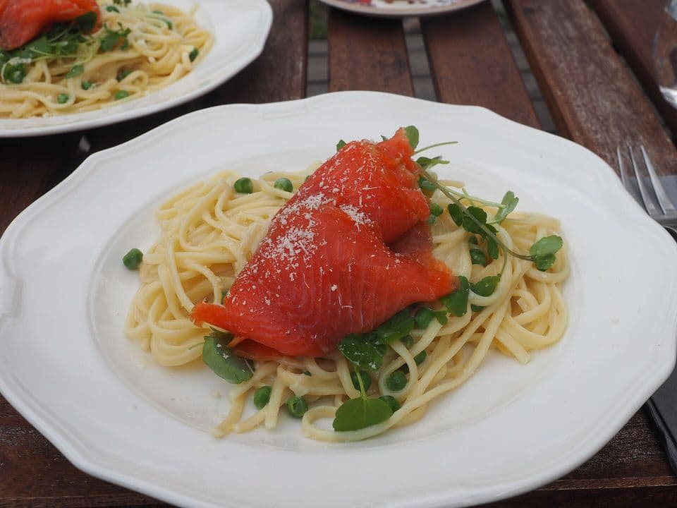 Paste integrale cu somon, broccoli și sos de iaurt cu lămâie
