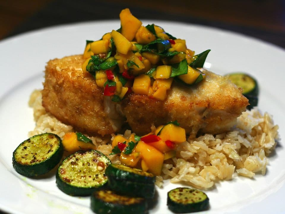 Tilapia la tigaie cu salsa de mango și avocado, cu orez brun