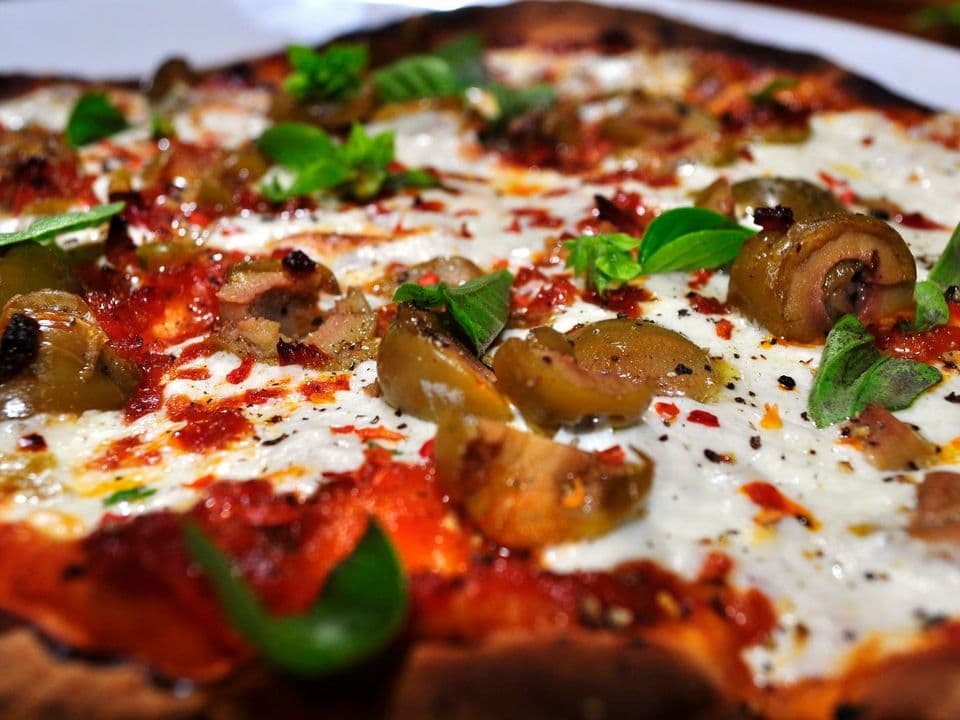 Pizza pe lipie integrală cu ciuperci, ardei, mozzarella și ou